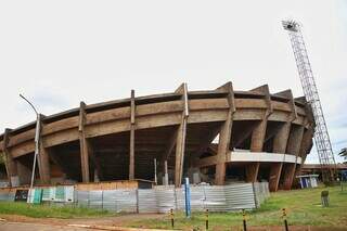 Estádio Morenão cercado de tapumes e fechado desde 2022 (Foto: Paulo Francis)