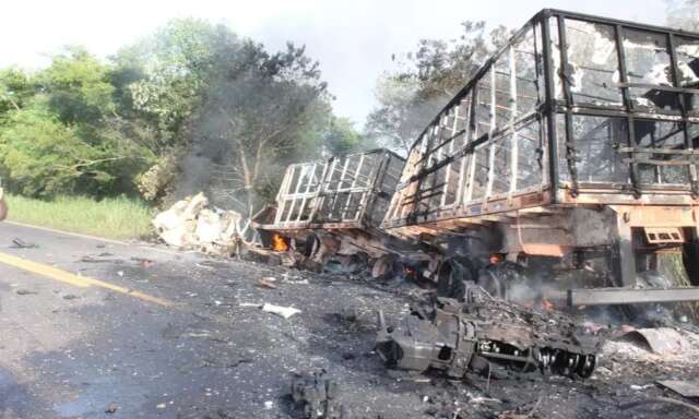 Colisão entre 3 carretas e fogo mata caminhoneiros no interior de MS 