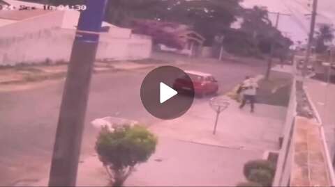 Câmera flagra ladrões invadindo casa de idosa e fugindo com televisão 