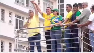 Governador de SP, Tarcísio de Freitas (à esquerda), ao lado de Bolsonaro em ato político. (Foto: Reprodução)