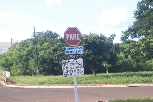 Placas viram &quot;classificados&quot; na Rua da Divis&atilde;o e nem sem&aacute;foros s&atilde;o poupados