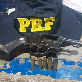 Revólver e munições apreendidos pela PRF (Foto: Divulgação/PRF)