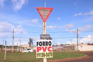 Preferência em rotatória também é ponto de venda do forro de PVC e toldos (Foto: Paulo Francis)