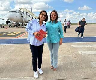 Na sexta-feira, Michele Bolsonaro ganhou bíblia de Adriane ao chegar em Campo Grande.