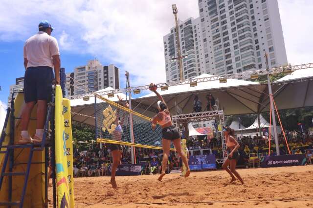 Finais do v&ocirc;lei de praia s&atilde;o marcadas por sol forte e anima&ccedil;&atilde;o da torcida