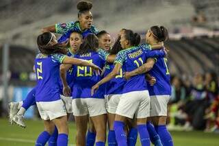 Jogadoras da Seleção Brasileira de futebol feminino comemorando gol (Foto: Leandro Lopes/CBF)