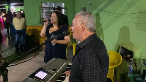 Sucesso na Vila Piratininga, Tochinho encanta todo mundo com seu teclado