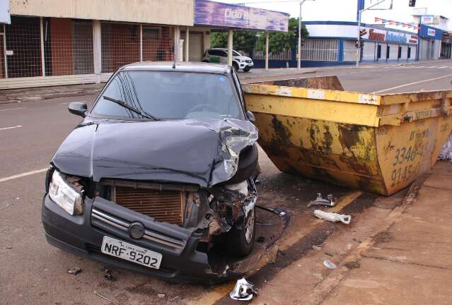  Carro fica destru&iacute;do ao atingir ca&ccedil;amba durante chuva 