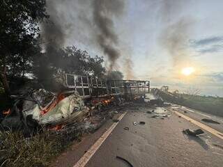 Uma das carretas foi completamente destruída pelas chamas (Foto: José Almir Portela/Nova News)
