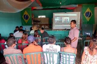 Indígenas reunidos durante apresentação dos coordenadores da Nova Ferroeste (Foto: Divulgação/Governo PR)