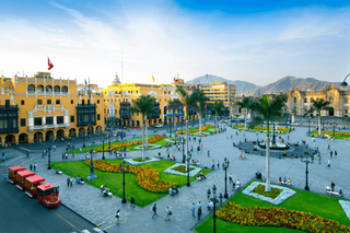 Praça central de Lima, capital do Peru, parece cenário de filme de Walt Disney - Foto: Reprodução