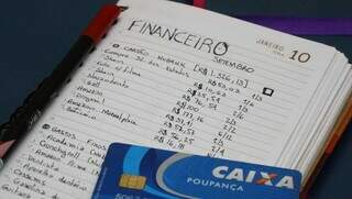Caderno com lista de dívidas (Foto: Alex Machado)