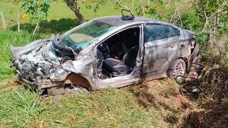 O carro ficou completamente destruído (Foto: Divulgação/Corpo de Bombeiros)