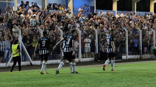 Jogadores do Operário-MS comemorando gol diante do Fantasma em 2023 (Foto: Divulgação/Operário)