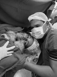 Meninas nos braços da mãe e do pai logo após o nascimento (Foto: Arquivo de família)