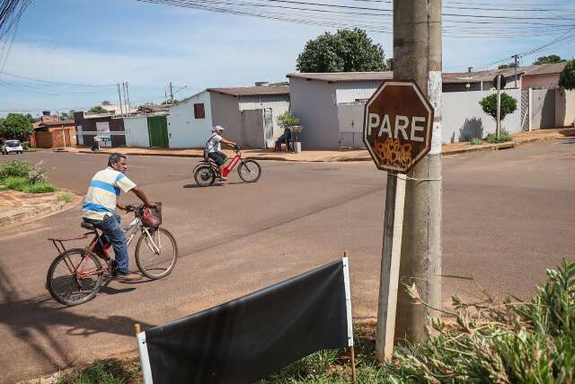 Em cruzamento com placa amarrada em poste, moto bate em ambul&acirc;ncia 