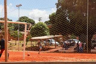 Crianças brincando no campinho de futebol do bairro (Foto: Henrique Kawaminami) 