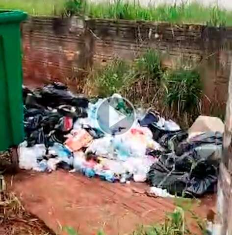 Lixo de bar bloqueia passagem de pedestres na Rua da Paz