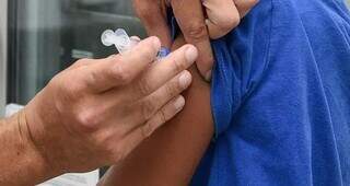 Criança sendo vacinada contra a dengue em unidade de saúde de Campo Grande (Foto: Divulgação) 