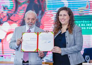 Presidente Lula ao lado da ministra da Gestão e da Inovação em Serviços Públicos, Esther Dweck durante lançamento do programa (Foto: Ricardo Stuckert / PR)