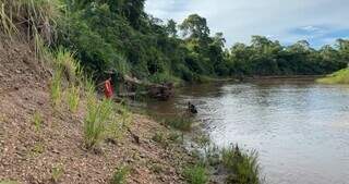Equipe do Corpo de Bombeiros fazendo buscasr no Rio Miranda onde menino desapareceu (Foto: Jardim MS News)