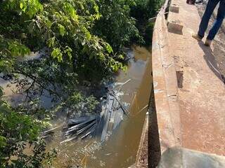 Parte do semirreboque e da carga de ferro dentro do Rio Taquarussu (Foto: João Éric / O Pantaneiro)