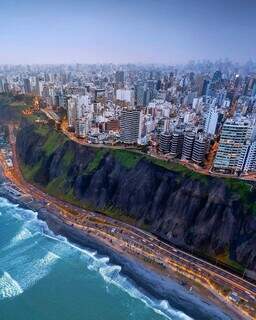 Vista da cidade de Lima, uma das principais capitais sul-americanas, loalizada às margens do Oceano Pacífico - Foto: Reprodução