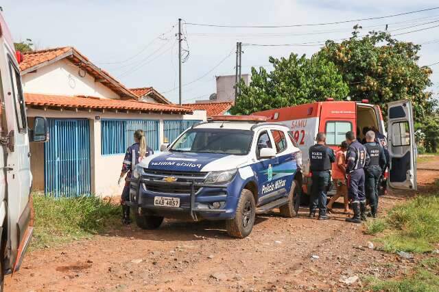 Esfaqueado e apedrejado, homem volta andando para casa e pede socorro