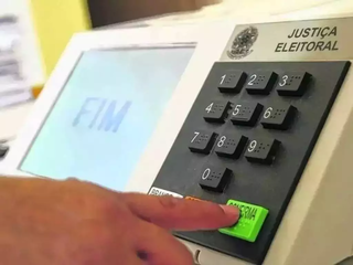 Eleitor pressiona o botão que confirma votos em urna eletrônica. (Foto: Arquivo/Campo Grande News)