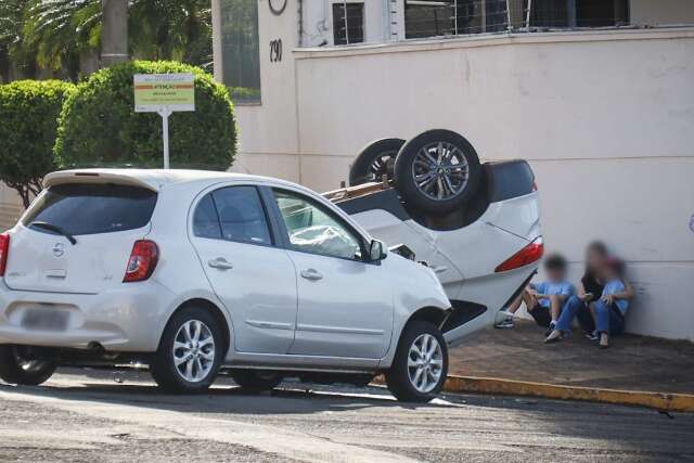 Condutora fura preferencial e carro com 2 crian&ccedil;as tomba em cruzamento