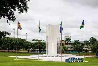 Monumento em frente à Universidade Federal de Mato Grosso do Sul, em Campo Grande (Foto: Arquivo/Campo Grande News) 