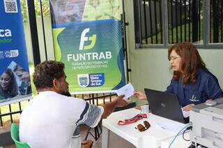 Atendimento sendo realizado na Funtrab presente na Rede Fácil (Foto: Divulgação)