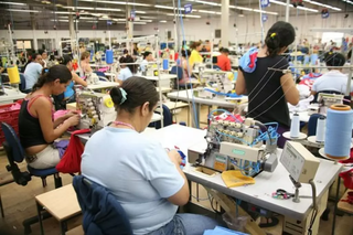 Costureiras realizam trabalho manual em fábrica têxtil. (Foto: Arquivo/Campo Grande News)