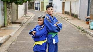 Juan e o sobrinho Lyniker de nove anos, que é &#39;judoquinha&#39;. (Foto: Alex Machado)