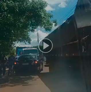 Caminhão quase fecha rua de escola municipal e provoca fila dupla