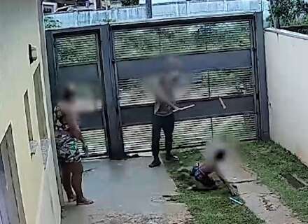 Polícia indicia padrasto e mãe de criança por espancamento com cabo de vassoura