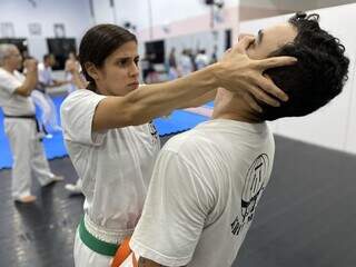 Mulher aplicando golpe de Krav Maga durante treinamento (Foto: Divulgação)