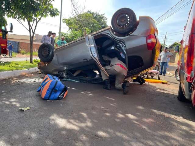 Motorista sobe em canteiro, pneu estoura e carro capota em avenida