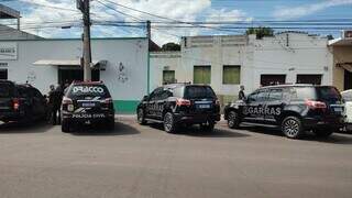 Viaturas da Polícia Civil de MS durante cumprimento de mandados. (Foto: Divulgação)