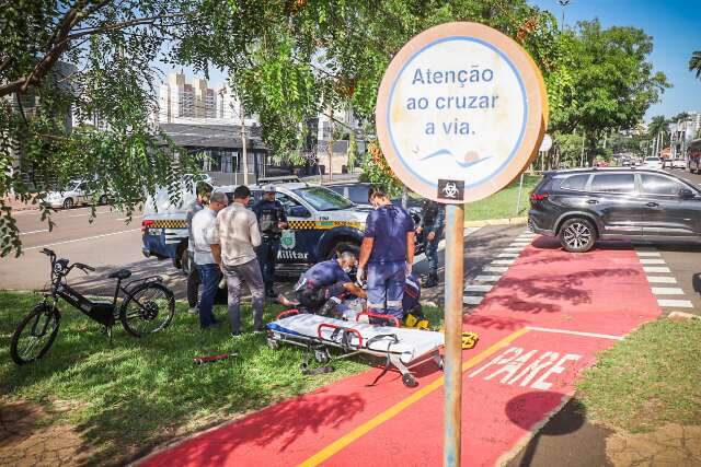 De ciclomotor, mulher &eacute; atingida por carro em plena ciclovia