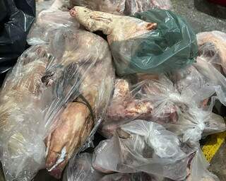 Carne de porco clandestina apreendida no mercado nesta terça-feira (Foto: Divulgação | PCMS)