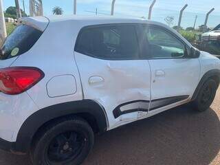 Carro atingido pela moto na Avenida Wilson Paes de Barros (Foto: Bruna Marques)