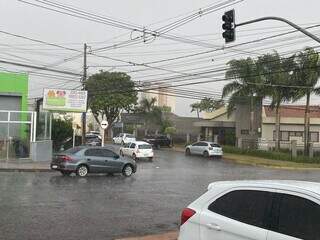 Chuva registrada na Rua Eduardo Santos Pereira, na região central (Foto: Direto das Ruas)