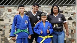 Filho caçula, atleta é motivo de orgulho dos pais Maria e José Olímpio. (Foto: Alex Machado)
