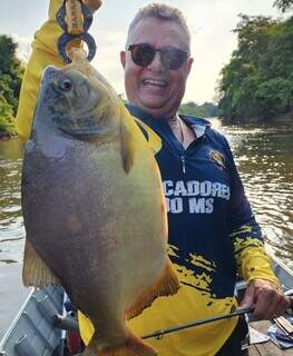 Alfredo sorri enquanto exibe um peixe que capturou (Foto: arquivo pessoal)