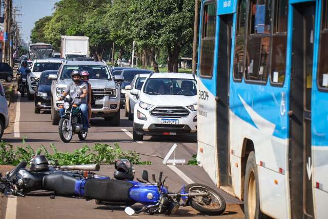 Acidente entre motos e &ocirc;nibus deixa idosa ferida e tr&acirc;nsito ca&oacute;tico