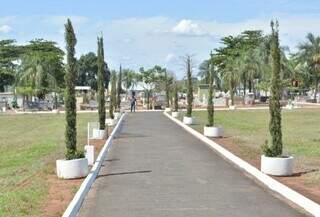 Entrada do cemitério de Bataguassu onde lote foi vendido (Foto: Perfil News)