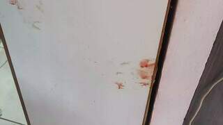 Guarda-roupa também ficou sujo de sangue após agressões (Foto: Direto das Ruas)