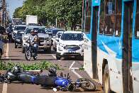 Acidente entre motos e ônibus deixa idosa ferida e trânsito caótico