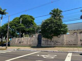 Na manhã de hoje (28), o que resta é o muro da residência histórica. (Foto: Thailla Torres)